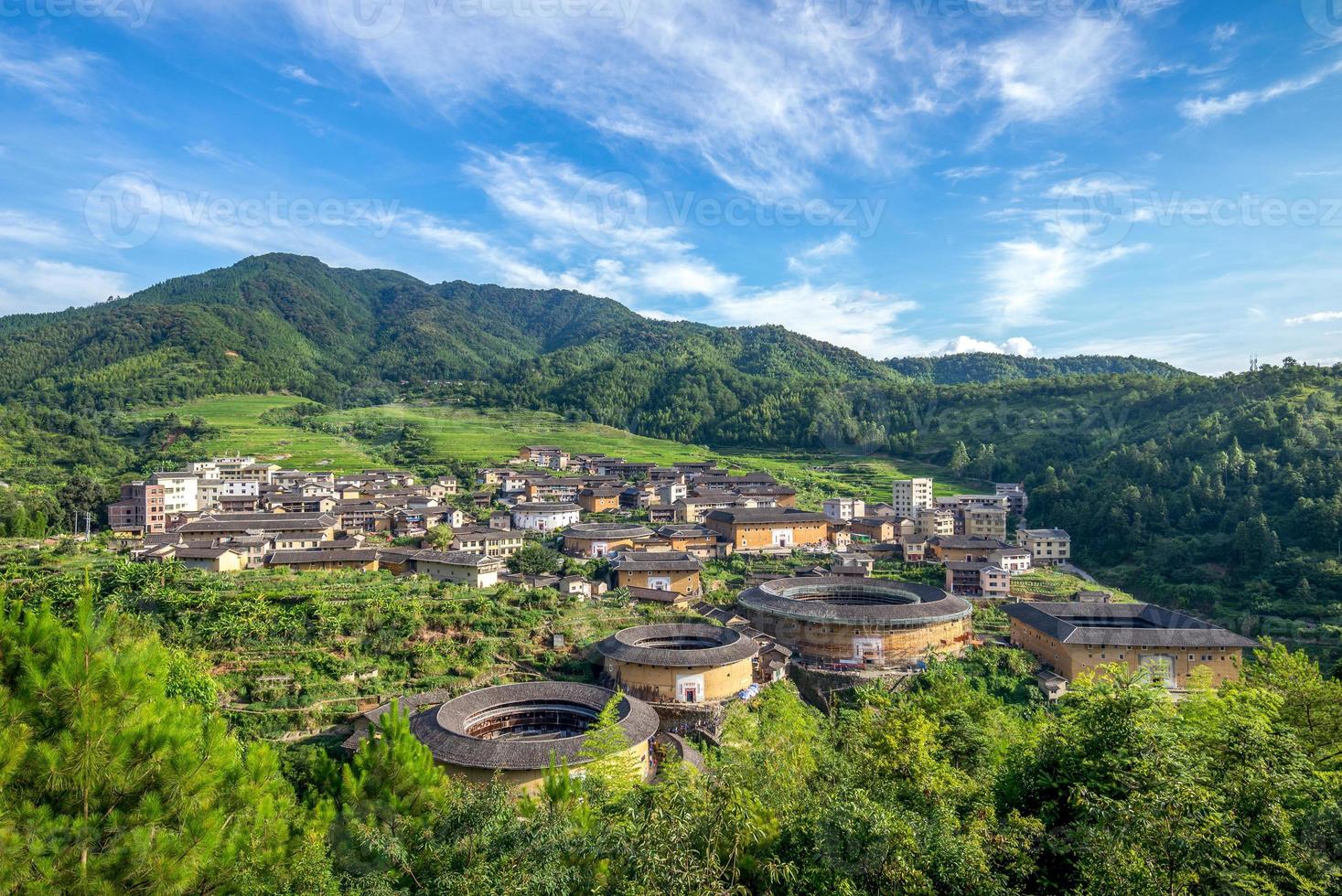 Vista aérea del racimo de Chuxi Tulou en Fujian, China foto