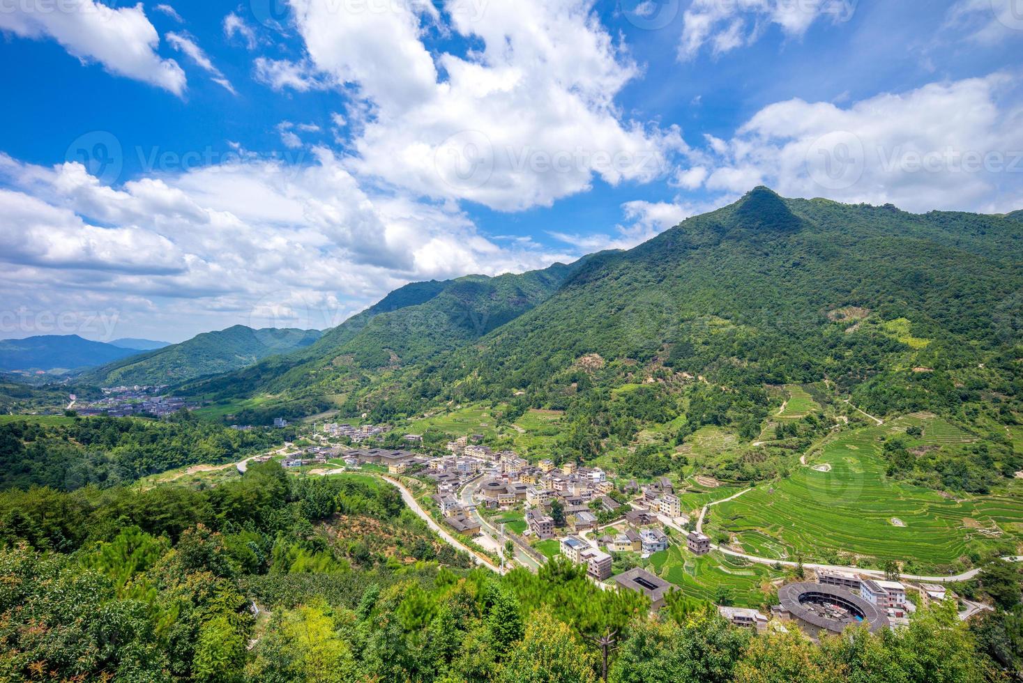 Vista aérea del racimo nanxi tulou en fujian, china foto