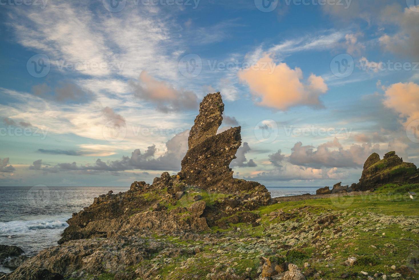 Roca de cocodrilo en lanyu, isla orquídea en taitung, taiwán 2791922 Foto  de stock en Vecteezy