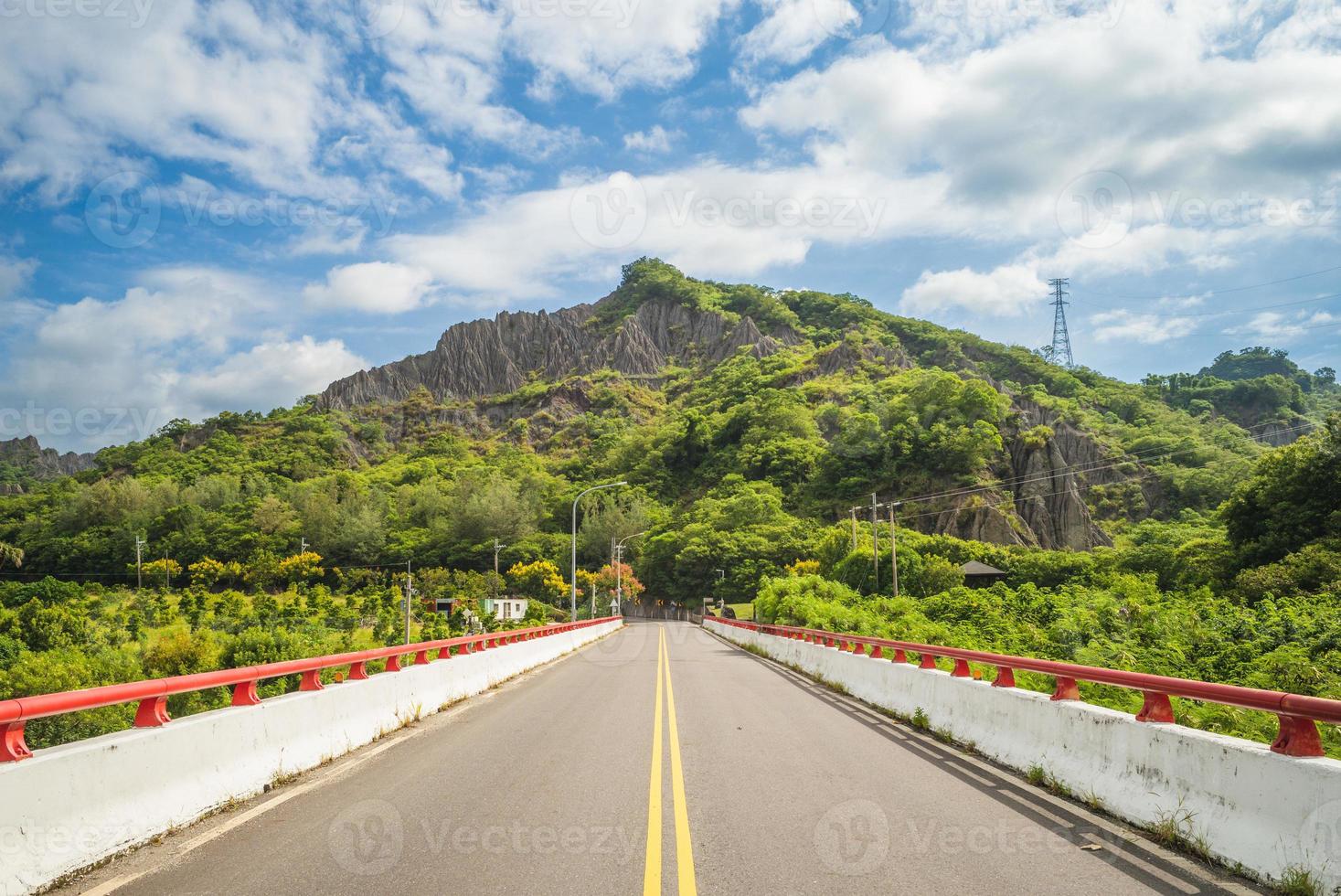 paisaje de liji badlands en la ciudad de taitung, taiwán foto