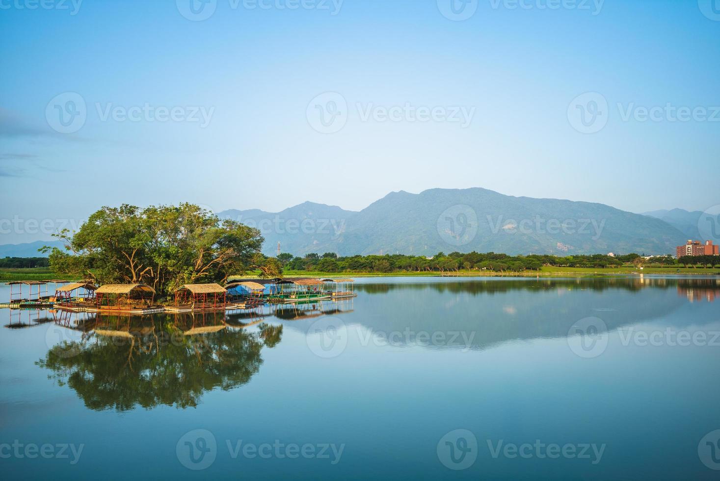 estanque dapo, un lago en chishang, taitung, taiwán foto