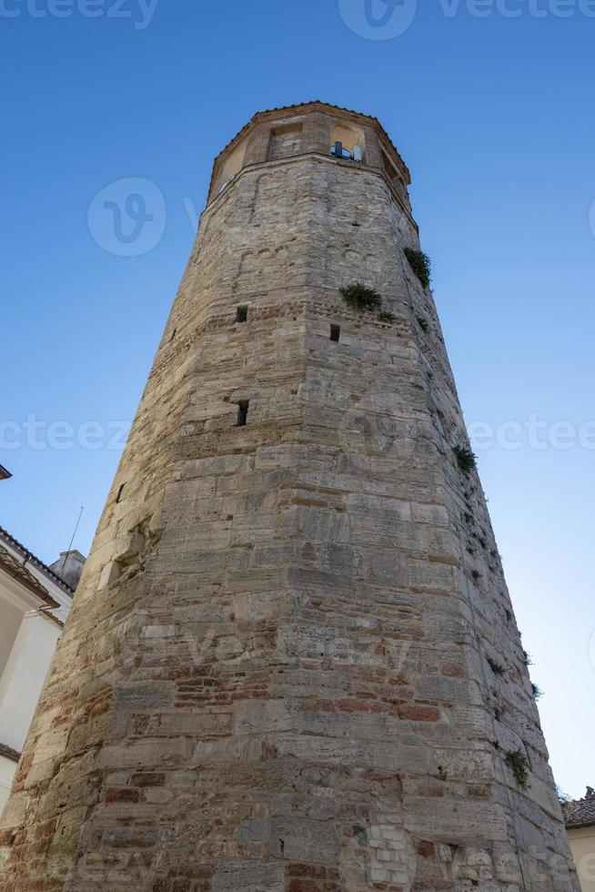 Torre cívica de la catedral de Santa Fermina en el centro de Amelia foto