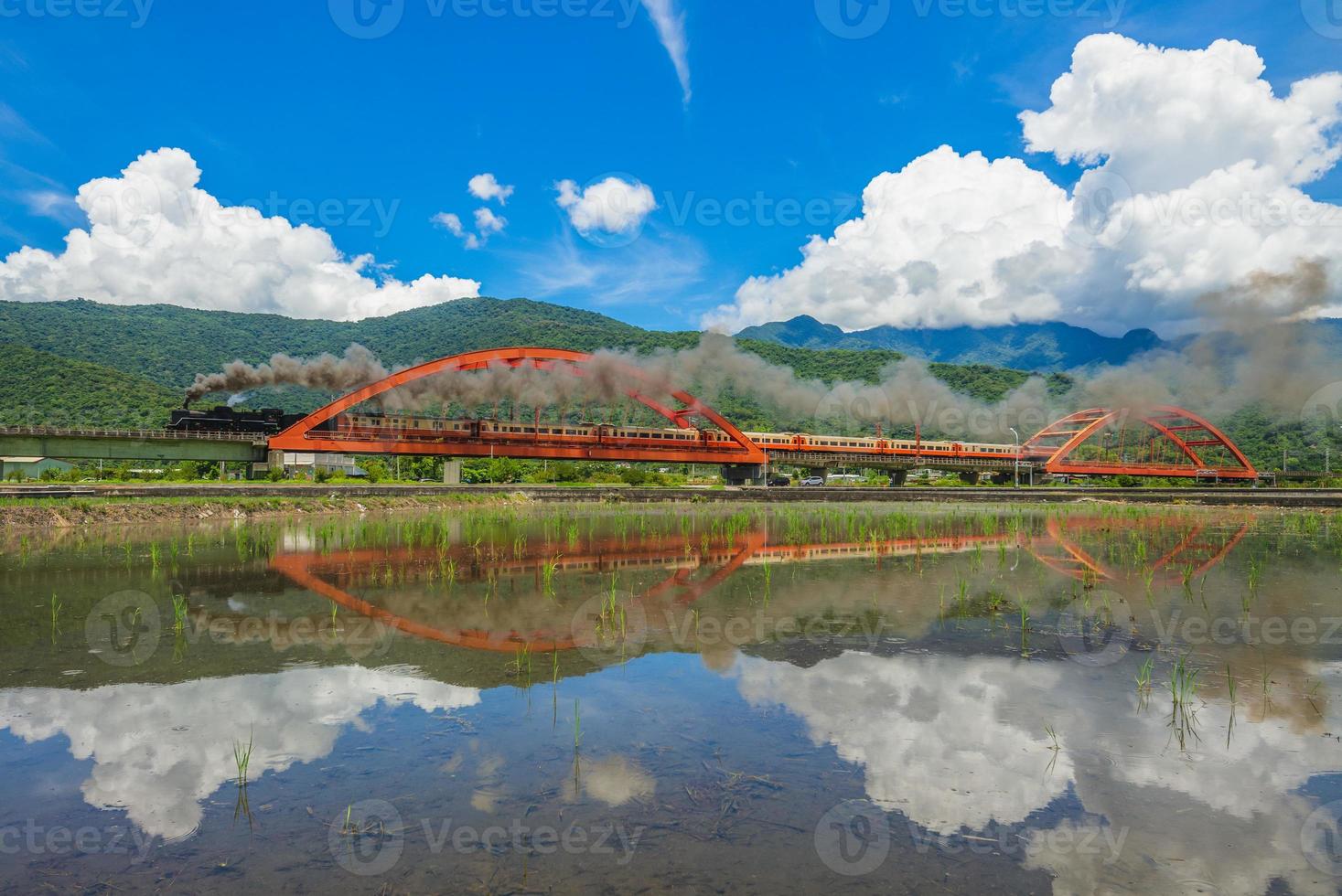 Locomotora de vapor en el campo en Yuli, Hualien, Taiwán foto