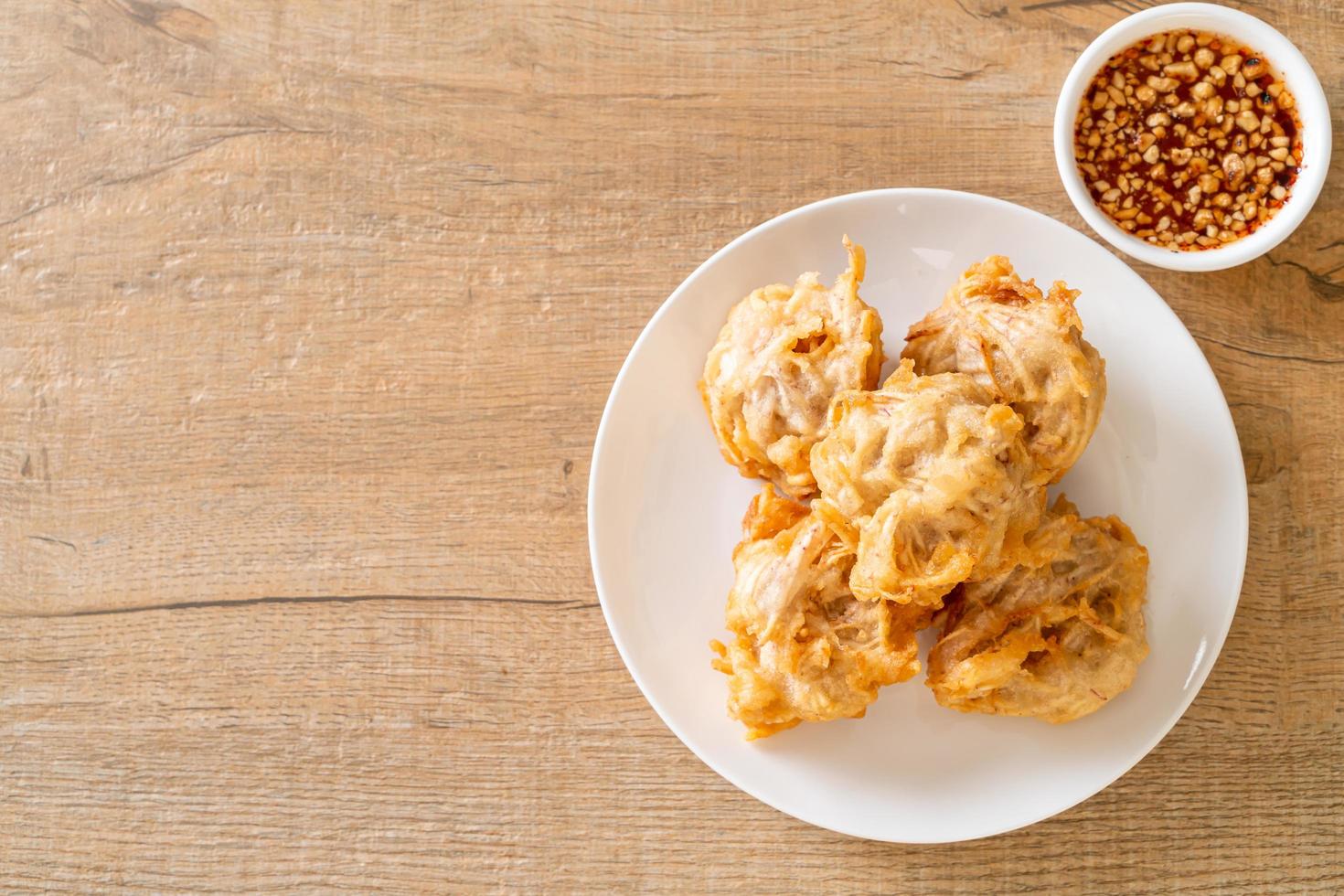 Taro frito con salsa - estilo comida vegana y vegetariana foto