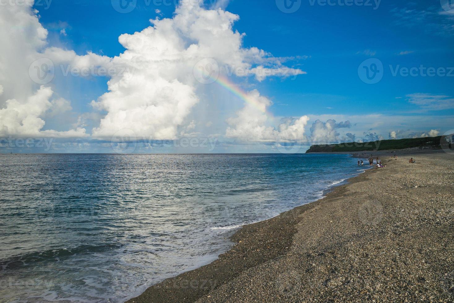 paisaje de la playa de qixingtan en hualien, taiwán foto