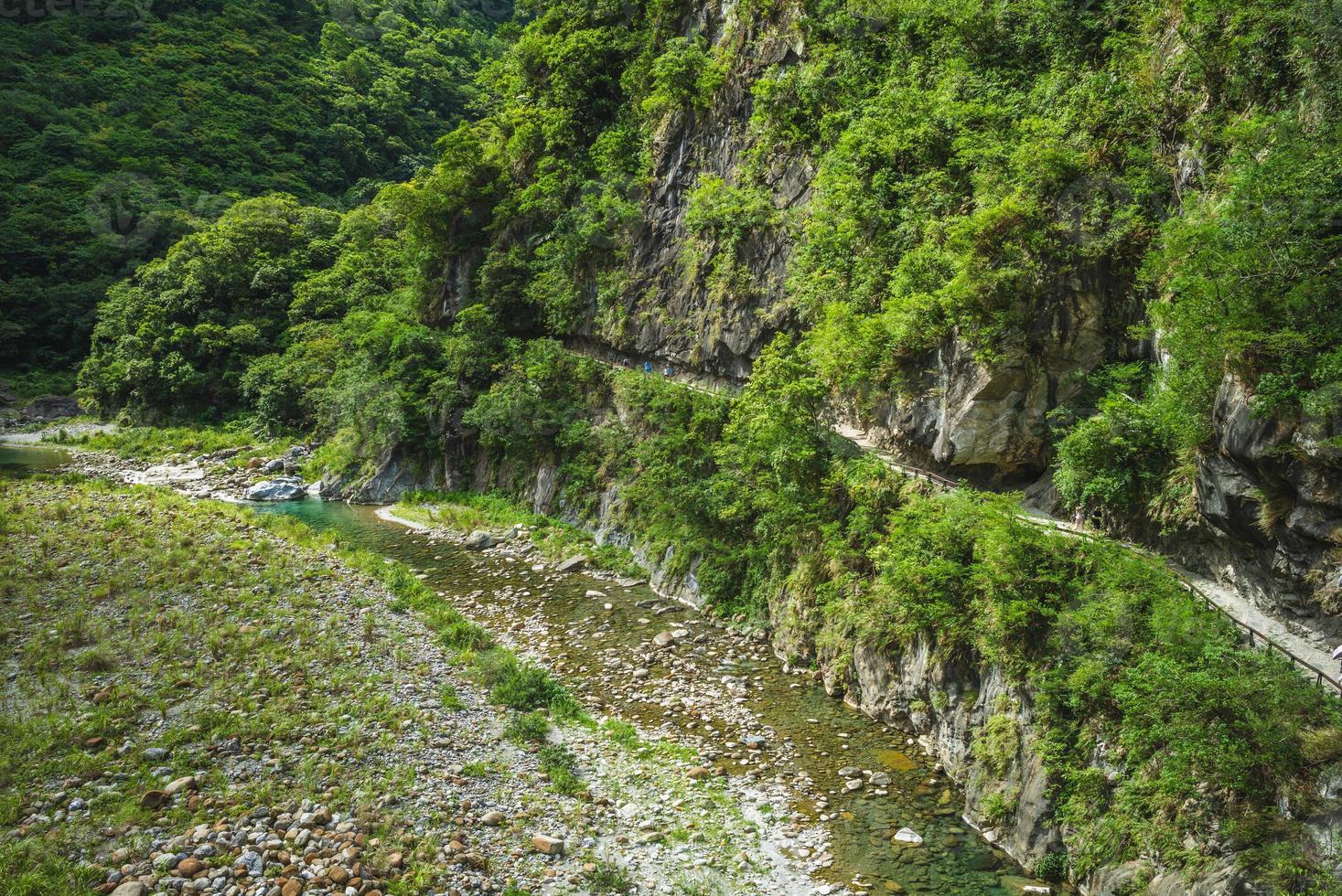 paisaje del sendero shakadang en taroko park, hualien, taiwán foto