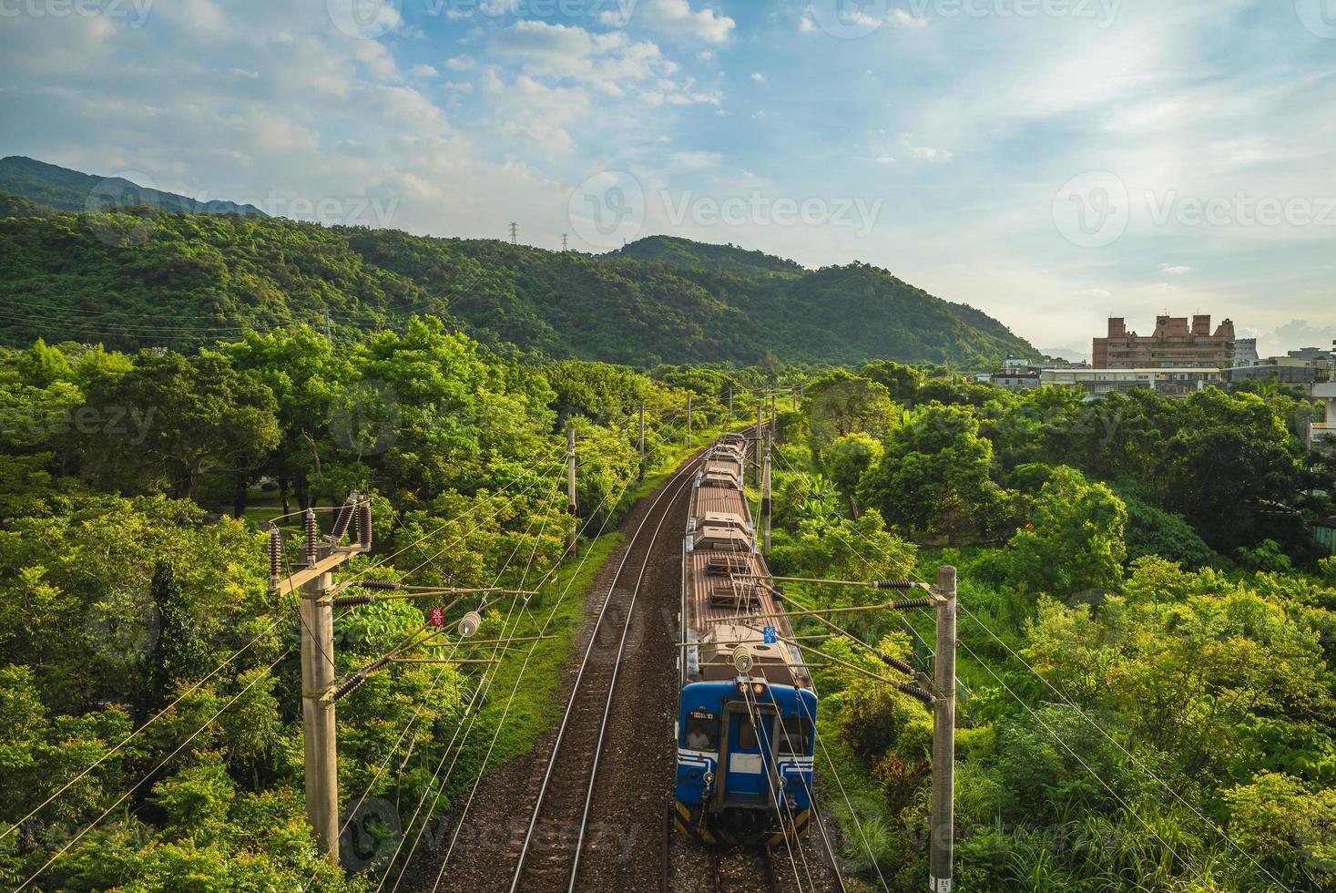 tren que pasa el campo en la línea oriental en yilan, taiwán foto