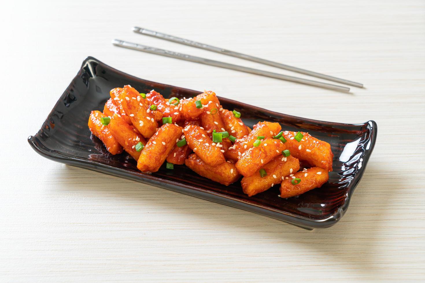 pastel de arroz coreano frito, o tteokbokki, con salsa picante - estilo de comida coreana foto