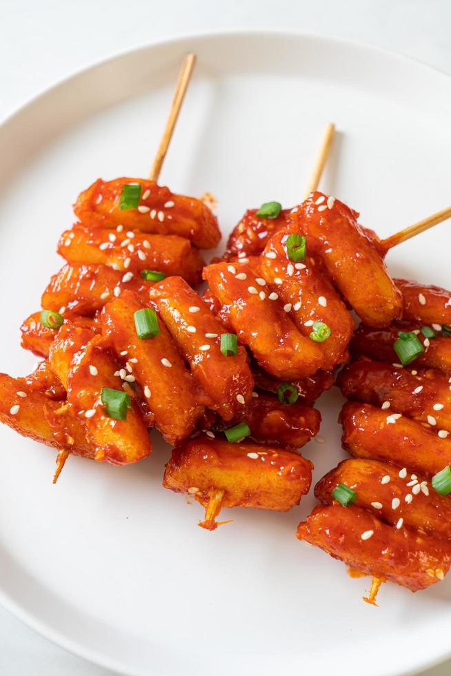 pastel de arroz coreano frito, o tteokbokki, con salsa picante - estilo de comida coreana foto