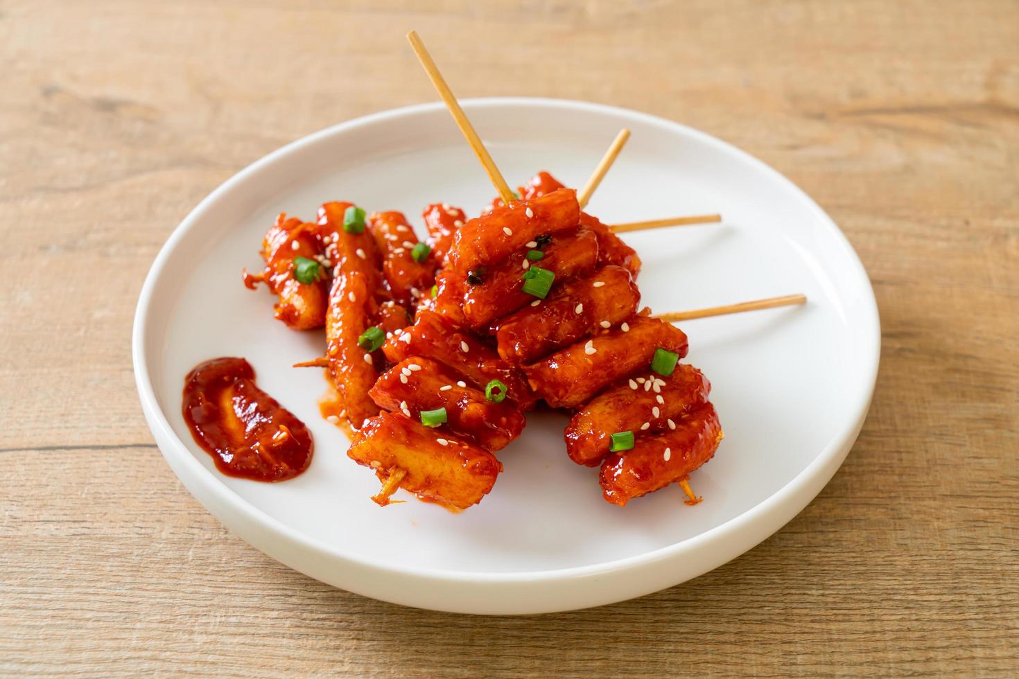 pastel de arroz coreano frito, o tteokbokki, con salsa picante - estilo de comida coreana foto