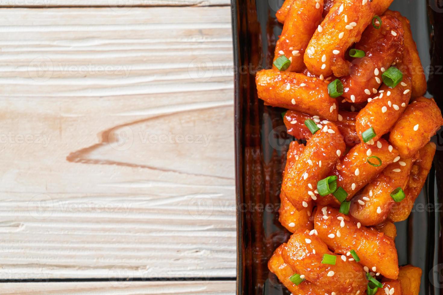 pastel de arroz coreano frito, o tteokbokki, con salsa picante - estilo de comida coreana foto