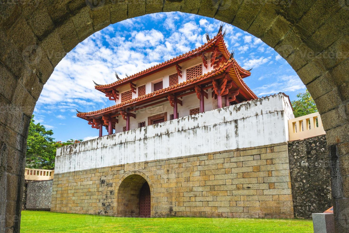 la gran puerta sur en tainan, taiwán foto