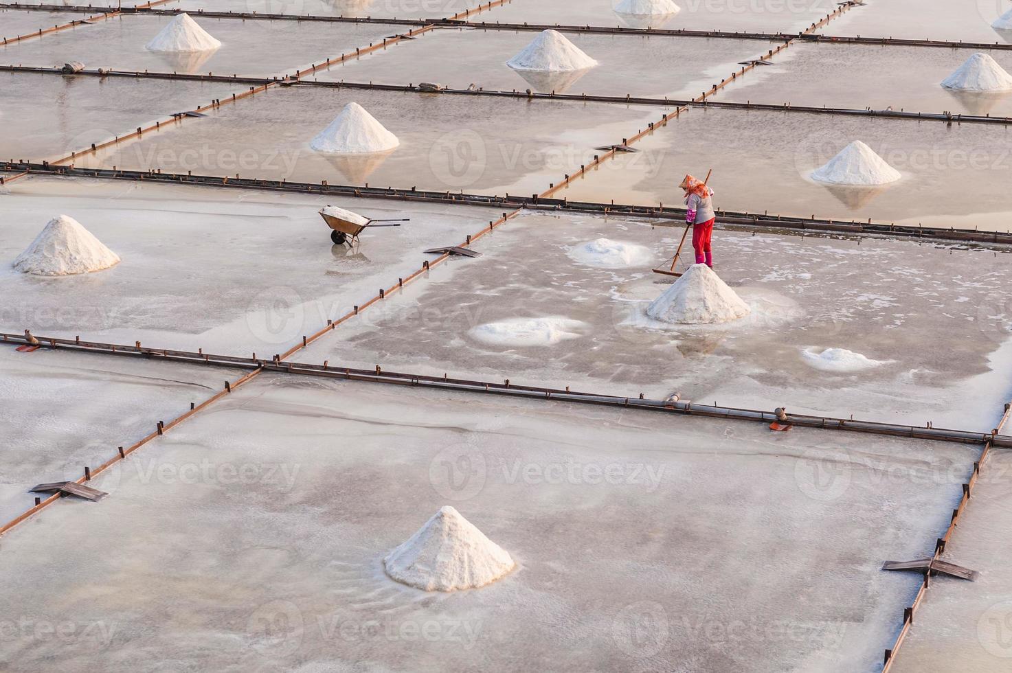 Productor de sal en las salinas de Tainan, Taiwán foto