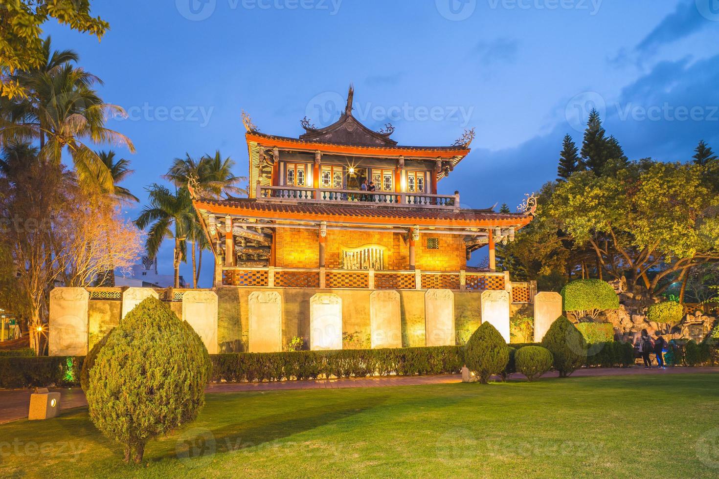 Vista nocturna de la torre chihkan en tainan, taiwán foto