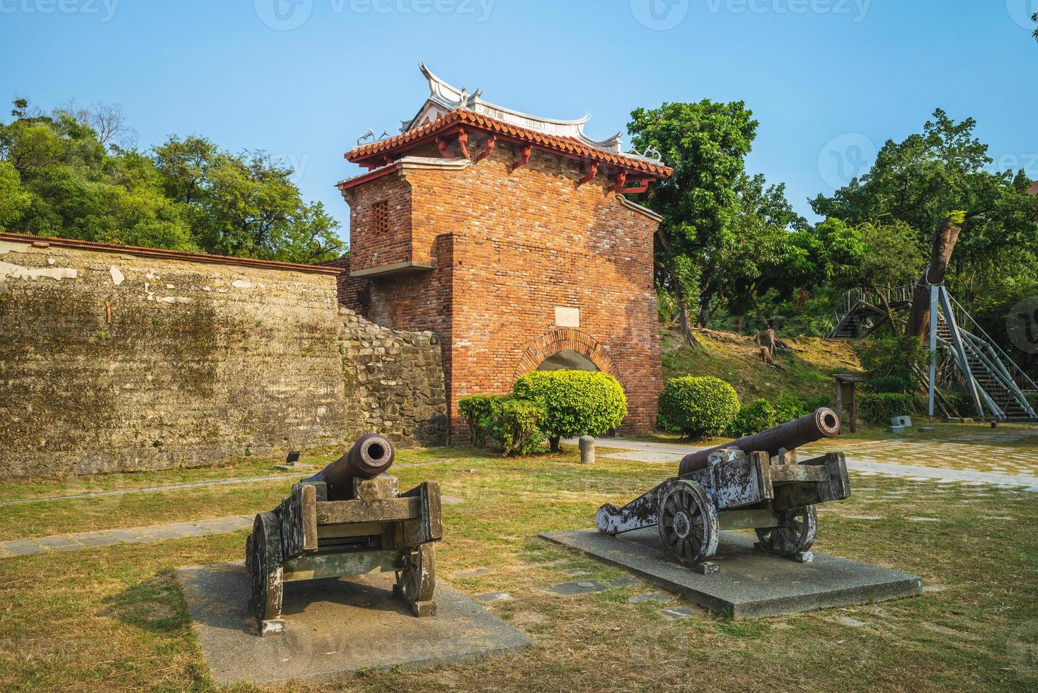 puerta jingpo, también conocida como puerta oeste menor en tainan, taiwán foto