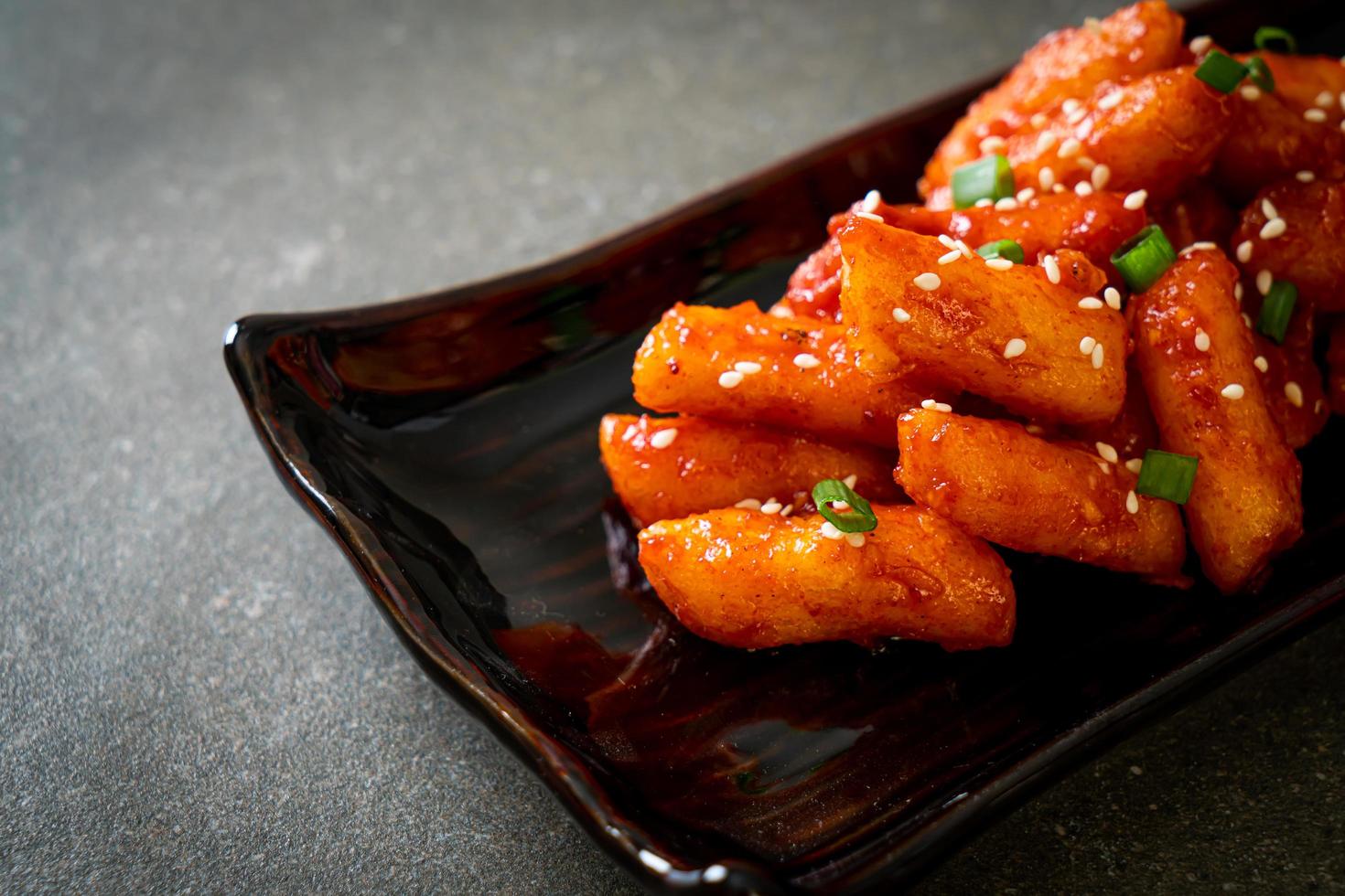 pastel de arroz coreano frito, o tteokbokki, con salsa picante - estilo de comida coreana foto