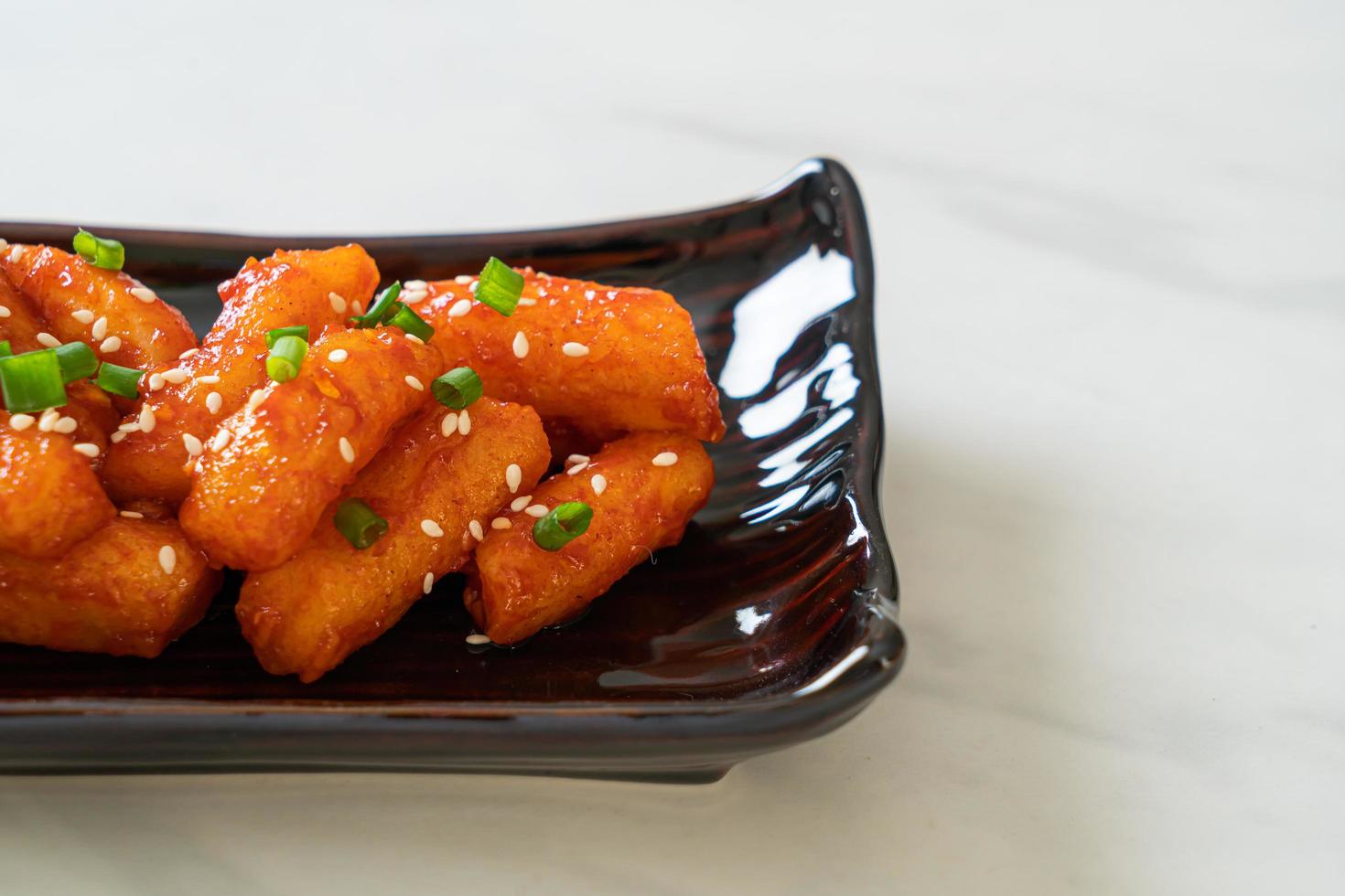 pastel de arroz coreano frito, o tteokbokki, con salsa picante - estilo de comida coreana foto