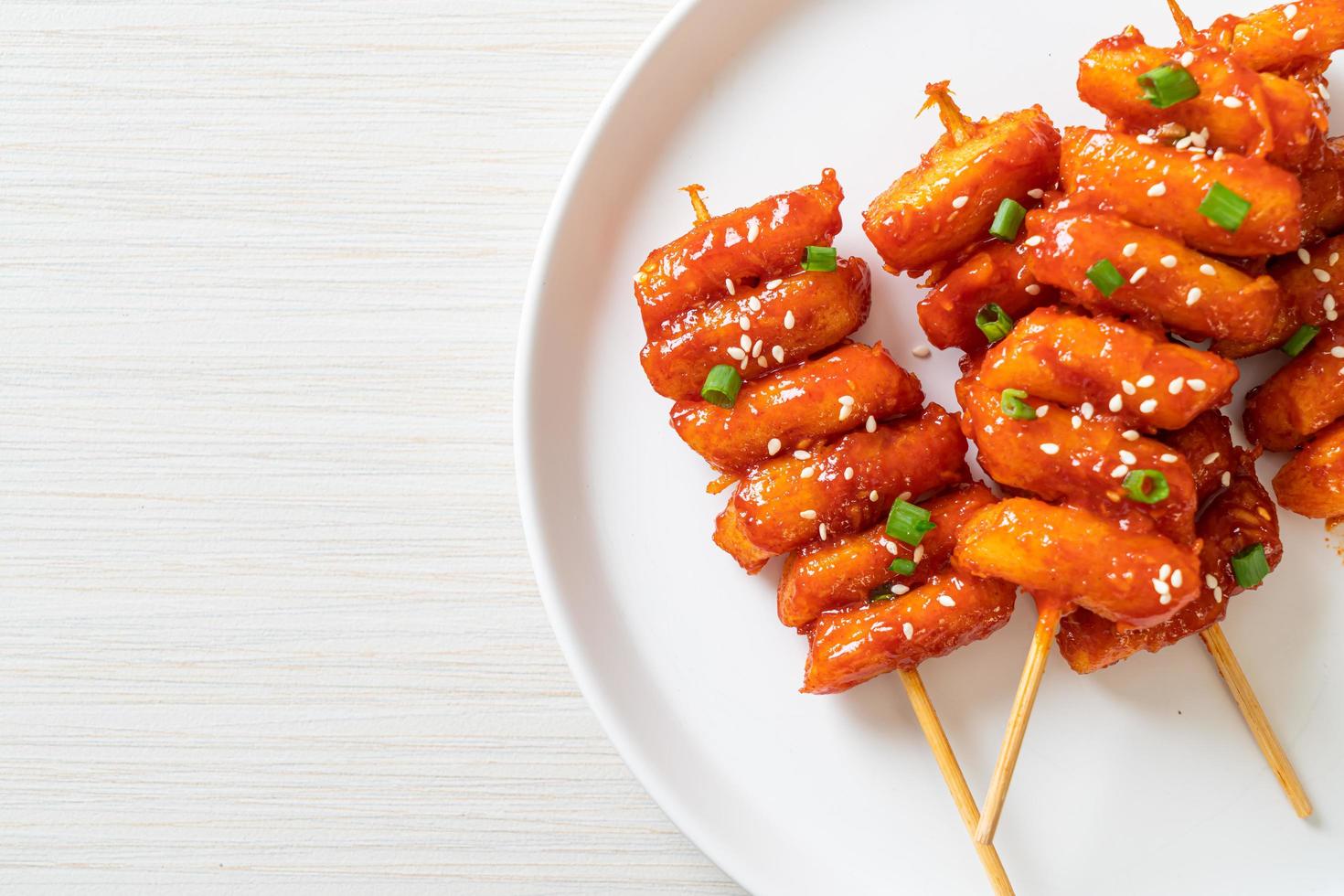 pastel de arroz coreano frito, o tteokbokki, con salsa picante - estilo de comida coreana foto