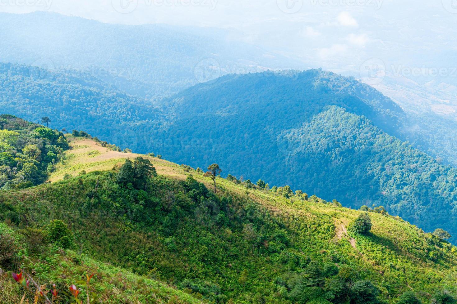 Hermosa capa de montaña con nubes y cielo azul en el sendero natural de kew mae pan en chiang mai, tailandia foto