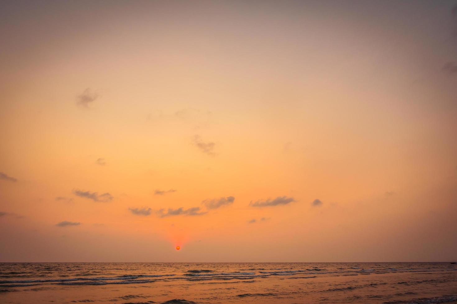 puesta de sol en la playa y el mar foto