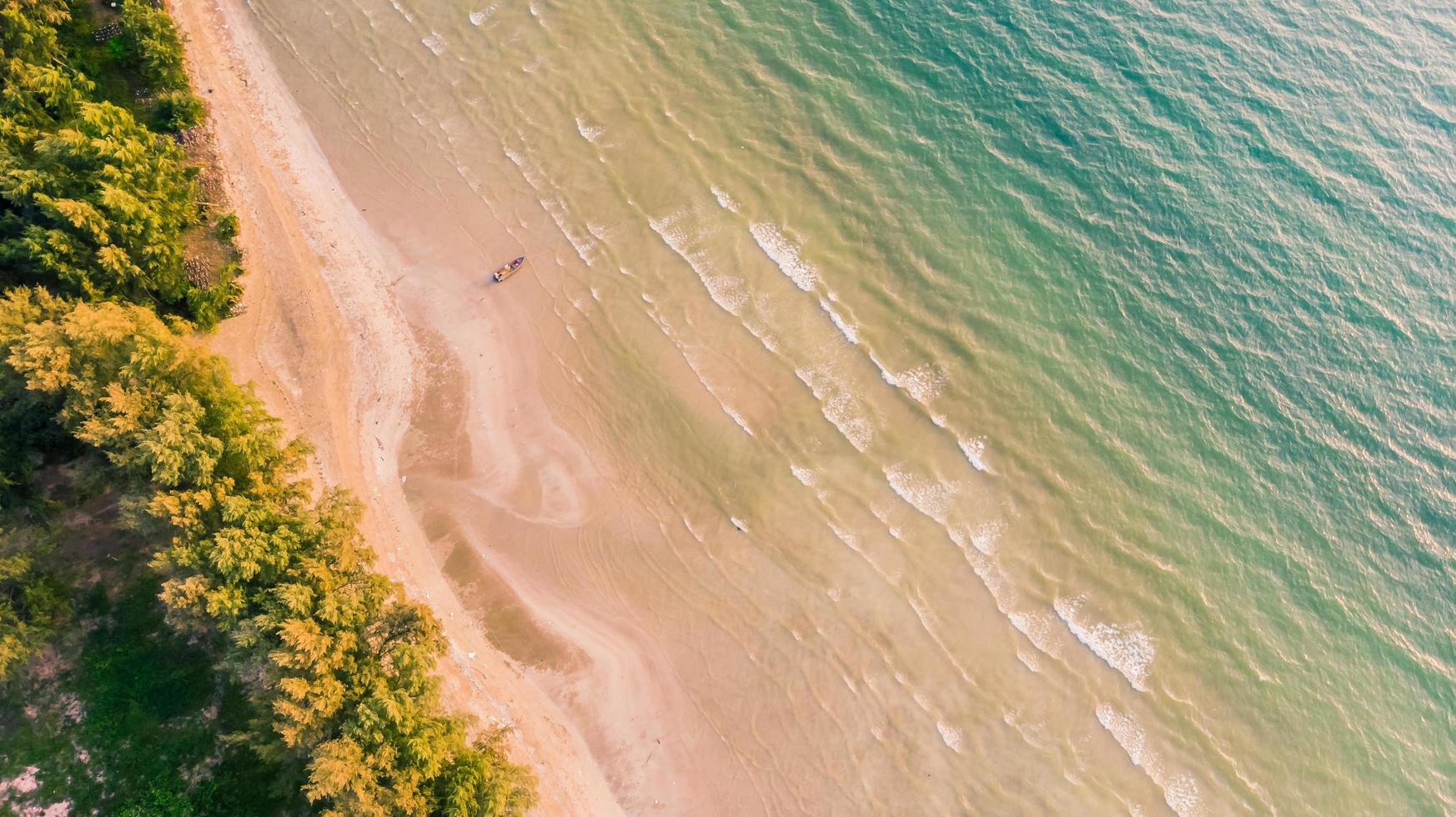 hermosa vista aérea con mar y playa foto