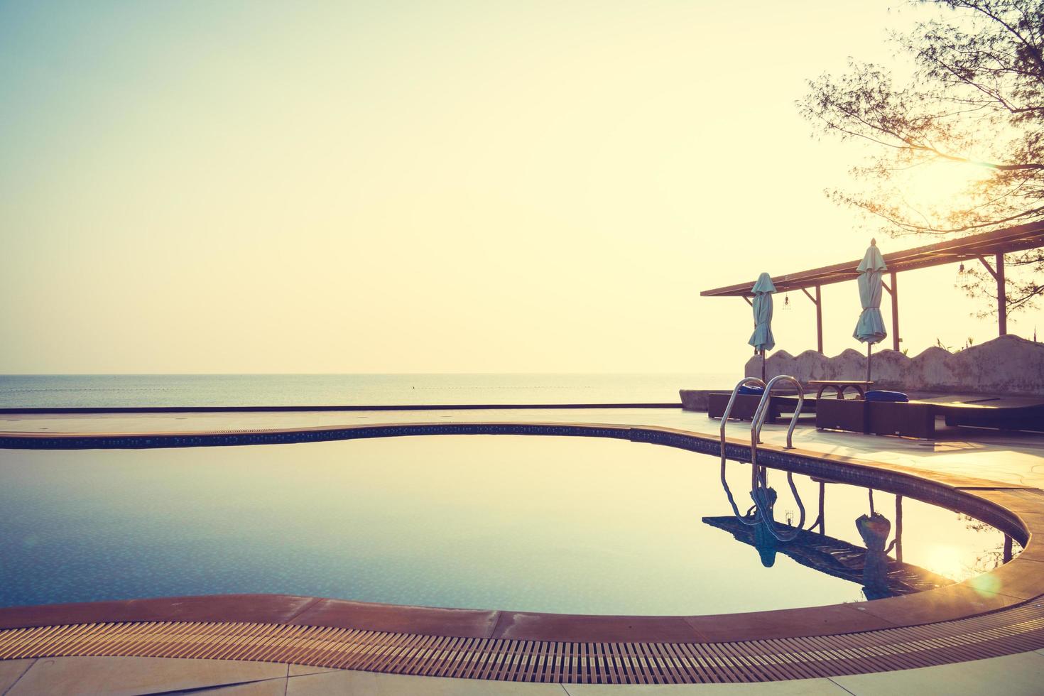 piscina al aire libre en hotel y resort foto