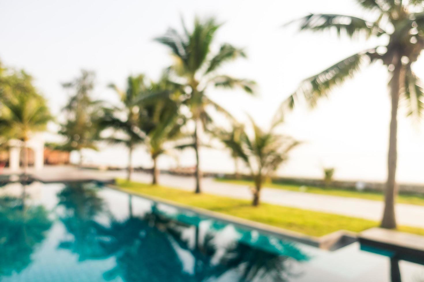 Desenfoque abstracto piscina al aire libre con palmera de coco foto