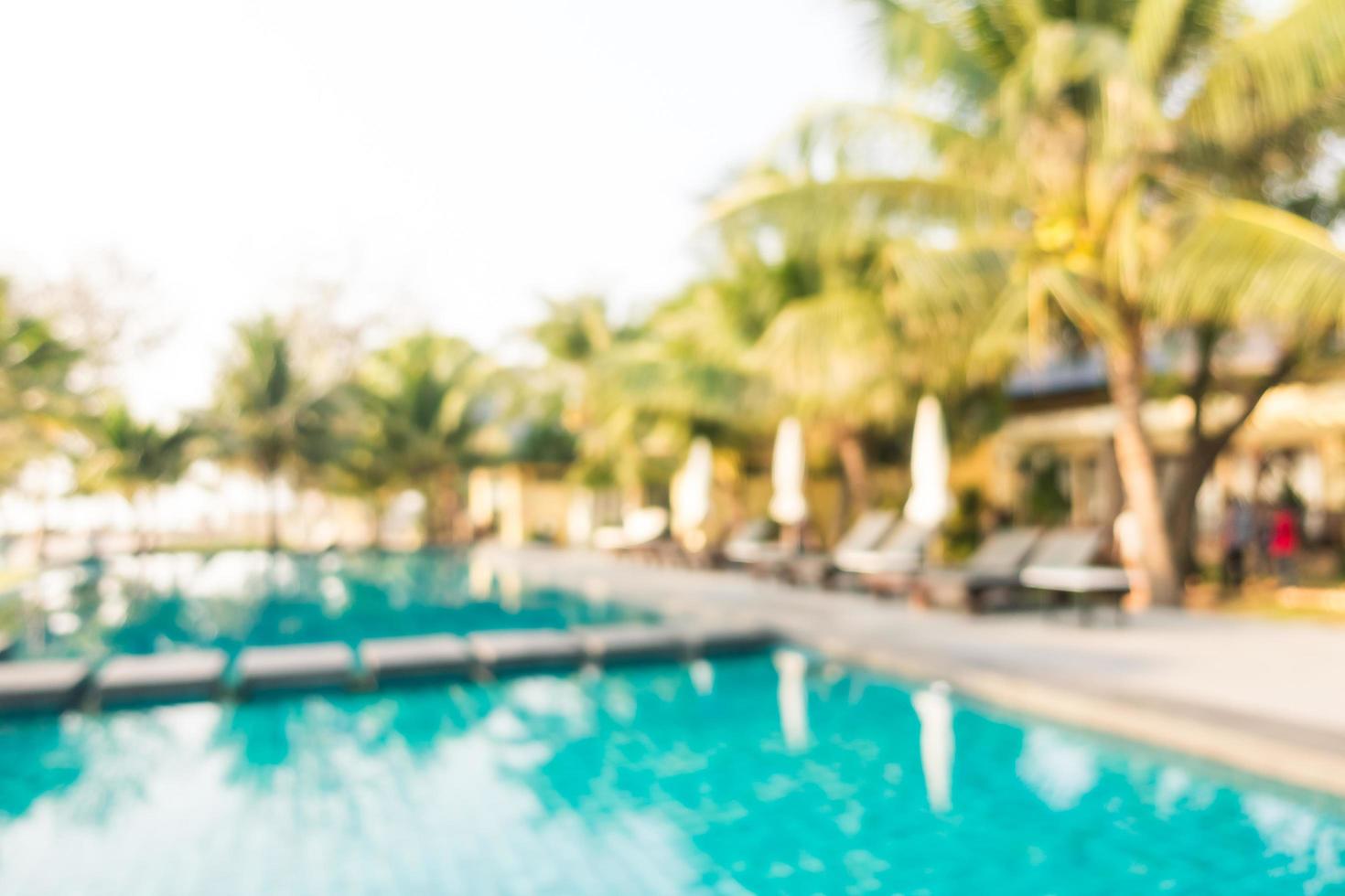 Desenfoque abstracto piscina al aire libre con palmera de coco foto
