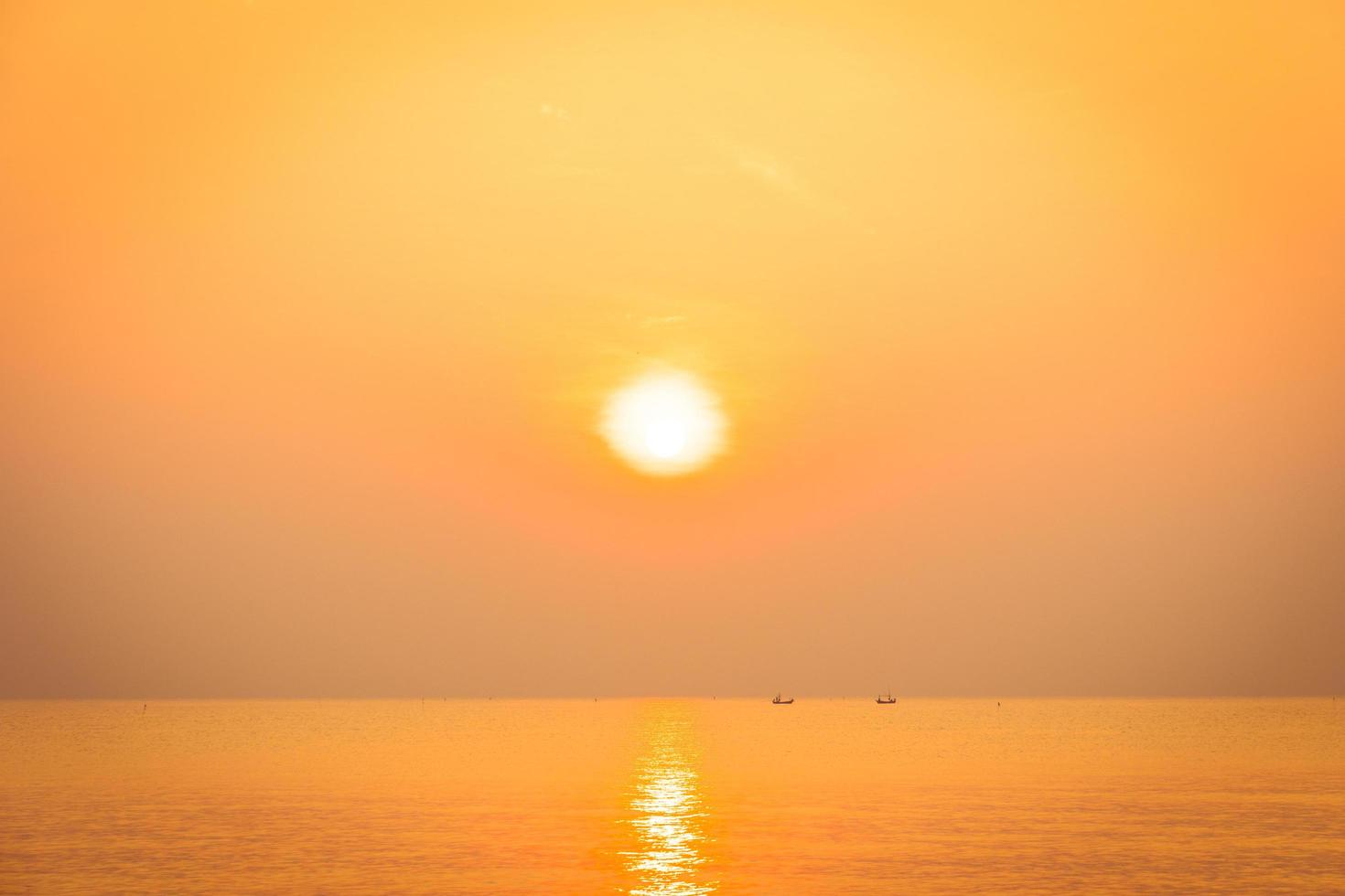 hermoso amanecer en la playa y el mar foto