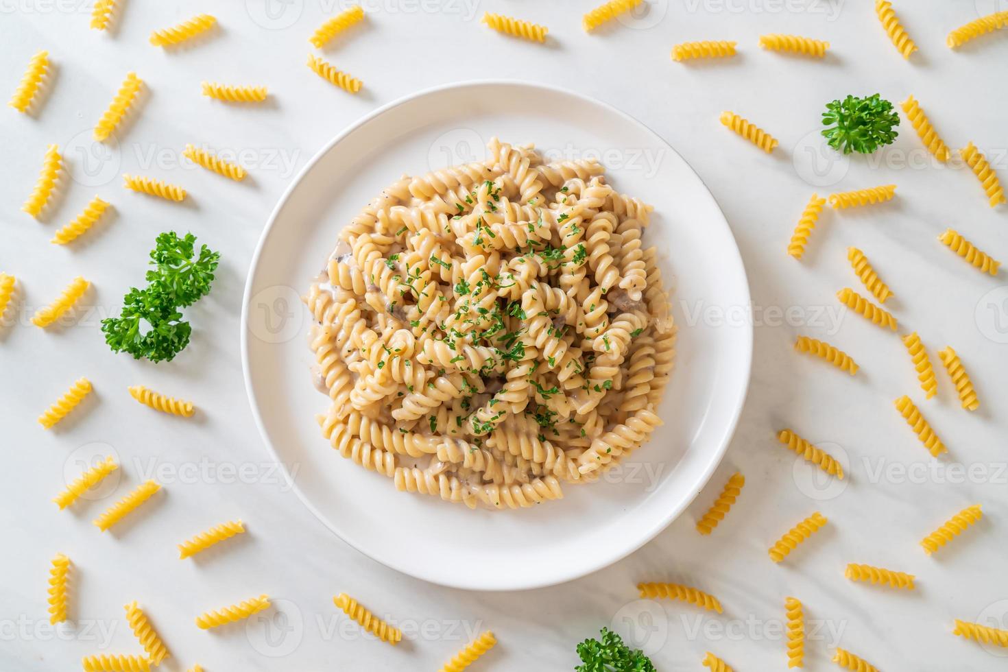 Spirali o salsa de crema de champiñones de pasta con perejil - estilo de comida italiana foto