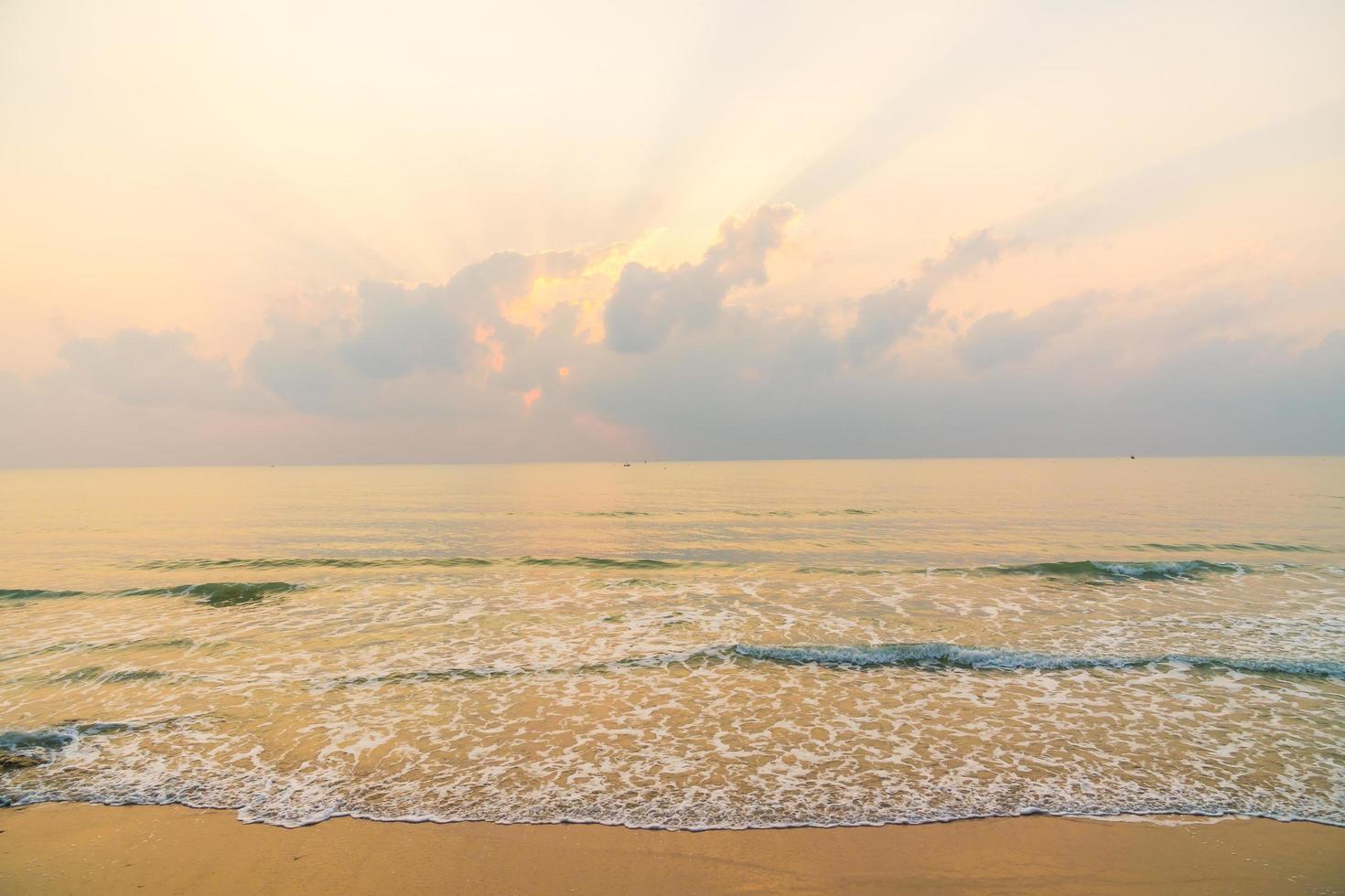 hermosa playa y mar a la hora del amanecer foto