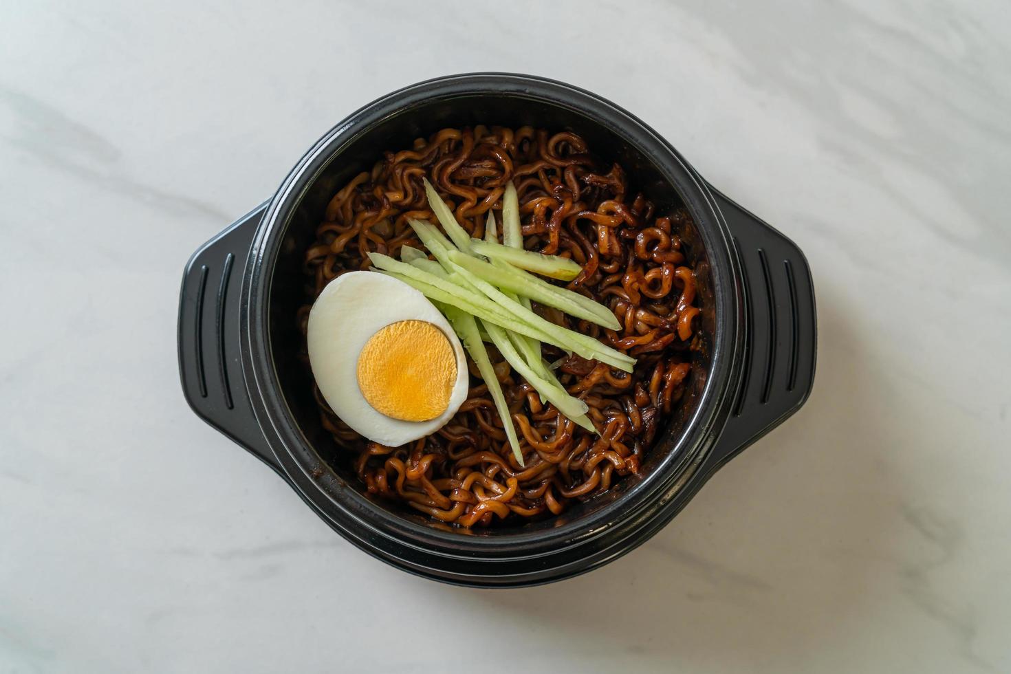 fideos instantáneos coreanos con salsa de frijoles negros o jajangmyeon o jjajangmyeon foto