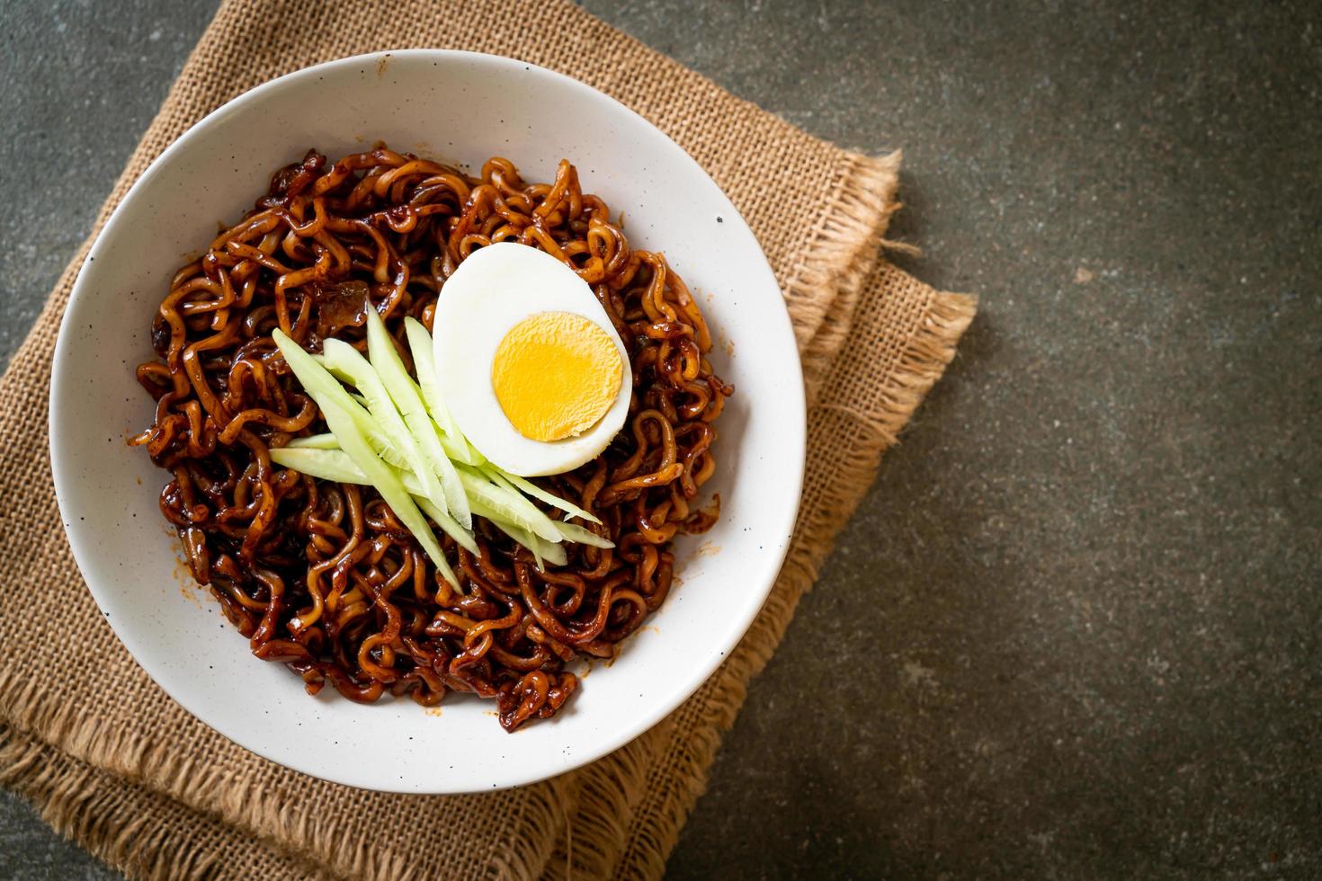 fideos instantáneos coreanos con salsa de frijoles negros o jajangmyeon o jjajangmyeon foto