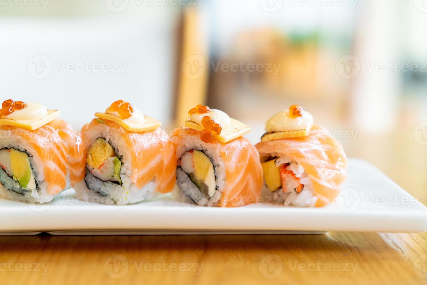 sushi roll de salmón con queso encima - estilo de comida japonesa foto