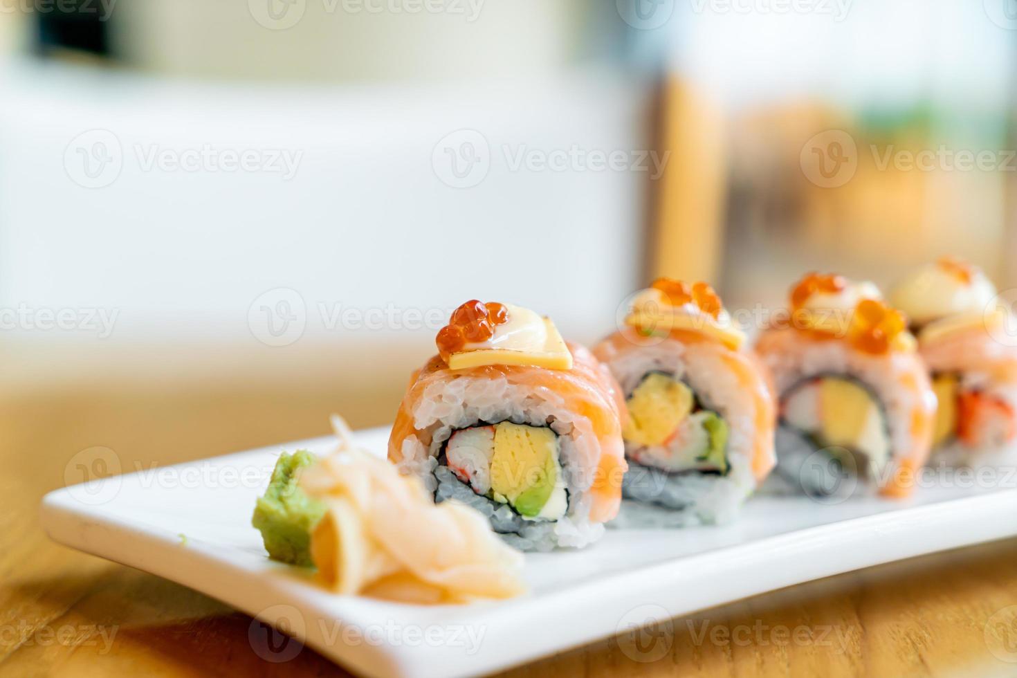 sushi roll de salmón con queso encima - estilo de comida japonesa foto