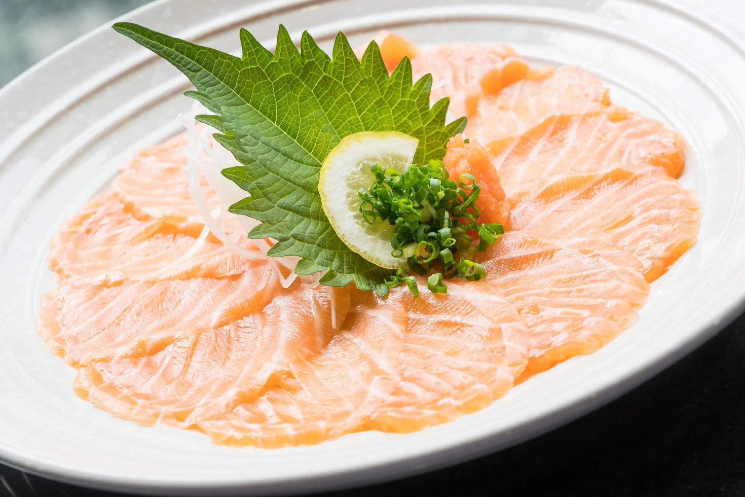 sashimi de salmón fresco crudo foto
