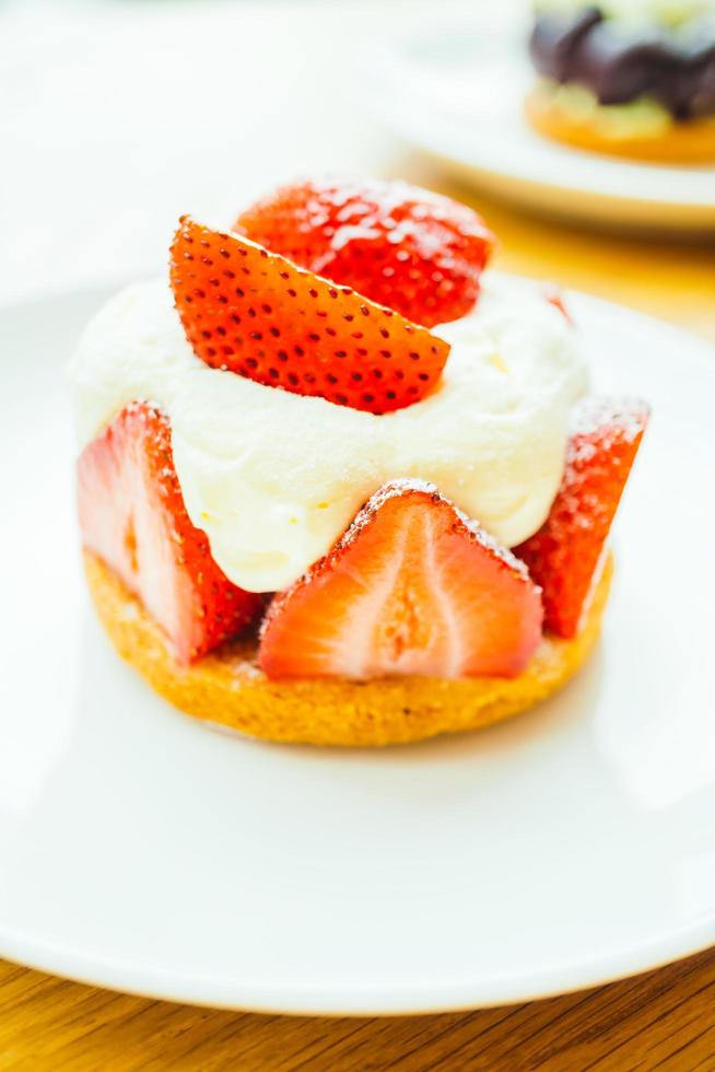 postre dulce con tarta de fresa foto