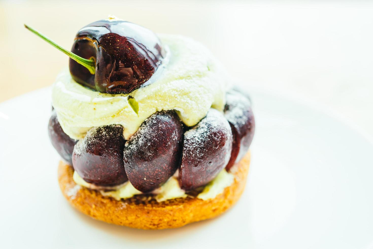 postre dulce con cereza encima de tarta y tarta foto