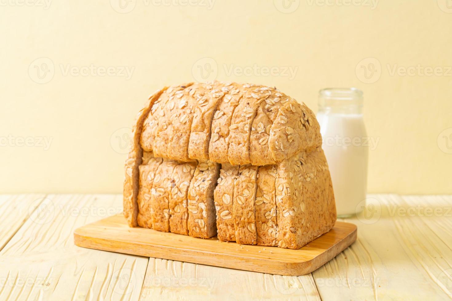Rebanadas de pan integral sobre una mesa de madera foto