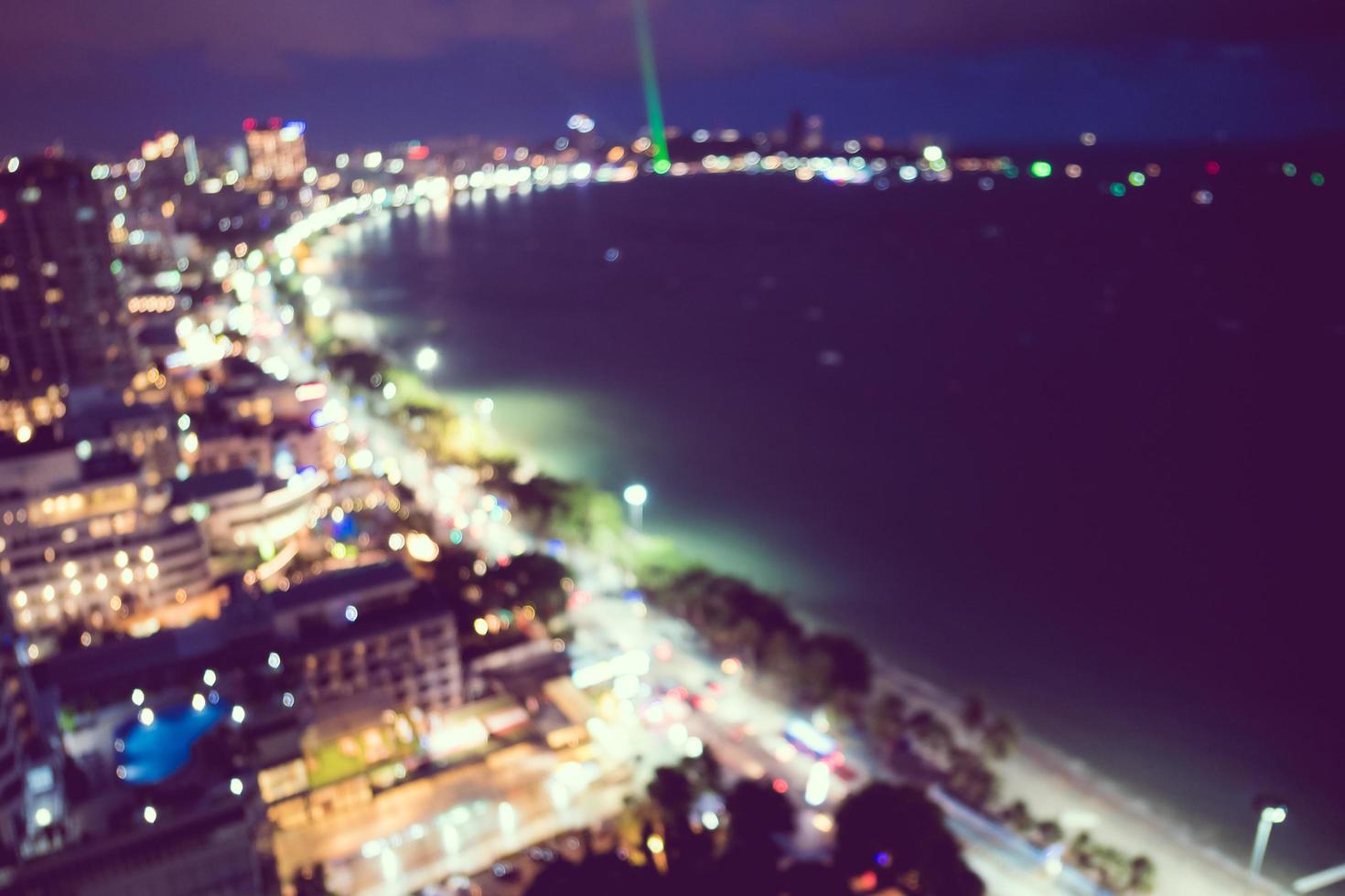 Desenfoque abstracto y ciudad de Pattaya desenfocada en la noche foto