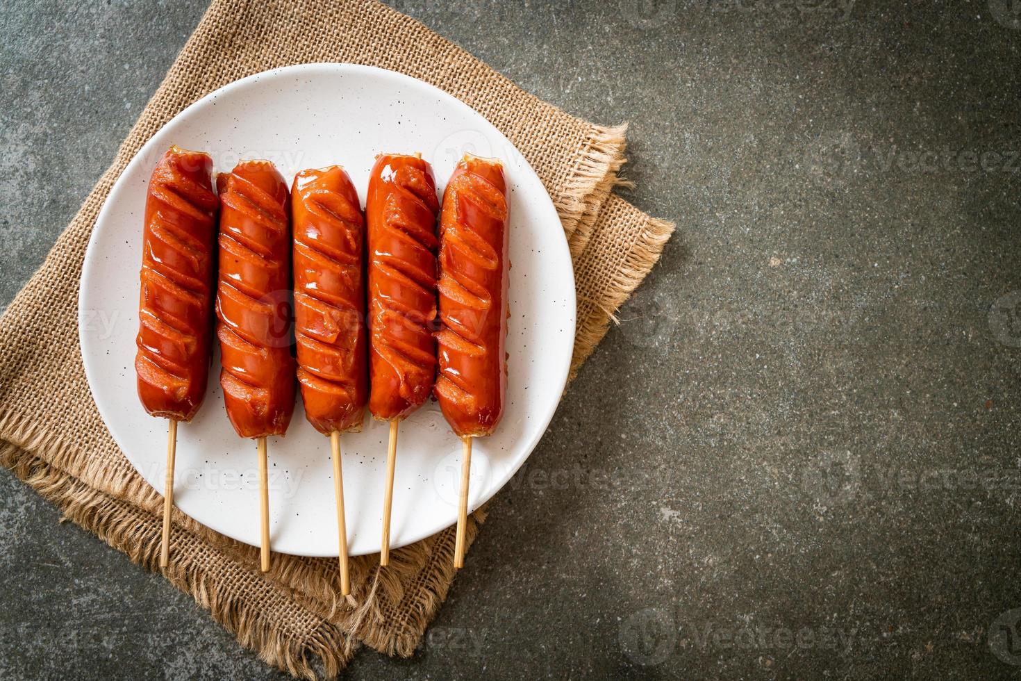 Brocheta de salchicha frita en la placa blanca. foto