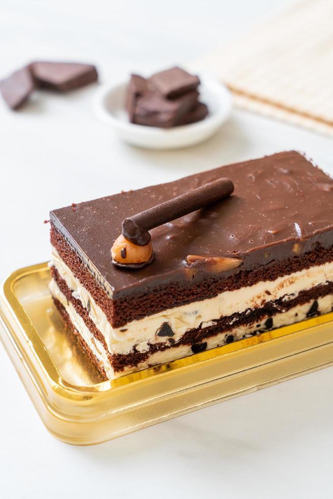 delicioso pastel de chocolate con almendras foto