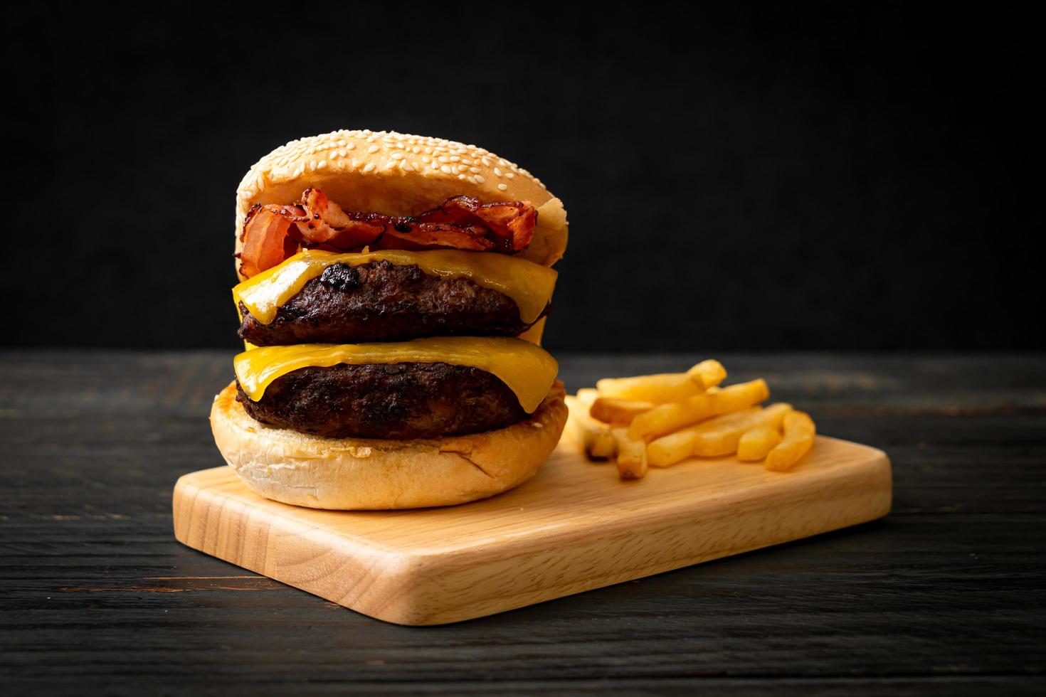 hamburguesas o hamburguesas de ternera con queso y tocino - estilo de comida poco saludable foto