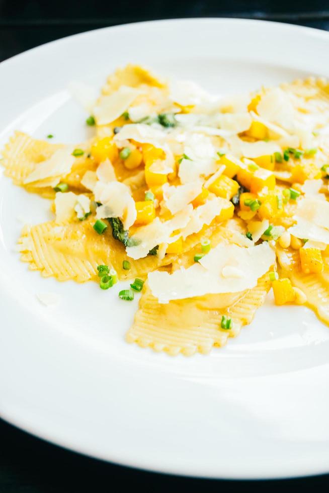 pasta ravioles con calabaza y queso foto