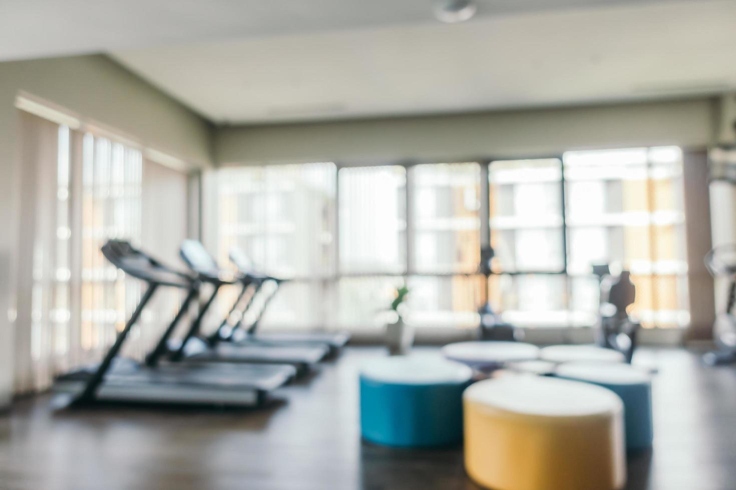 Equipo de fitness de desenfoque abstracto en el interior de la sala de gimnasio foto