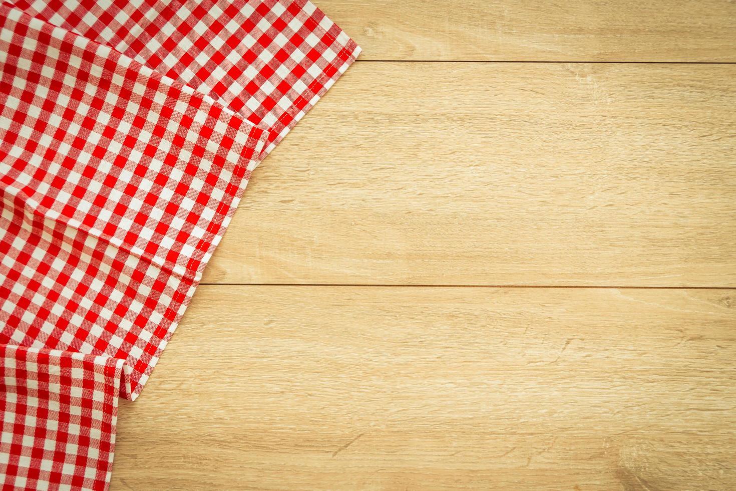 paño de cocina en la mesa de madera foto