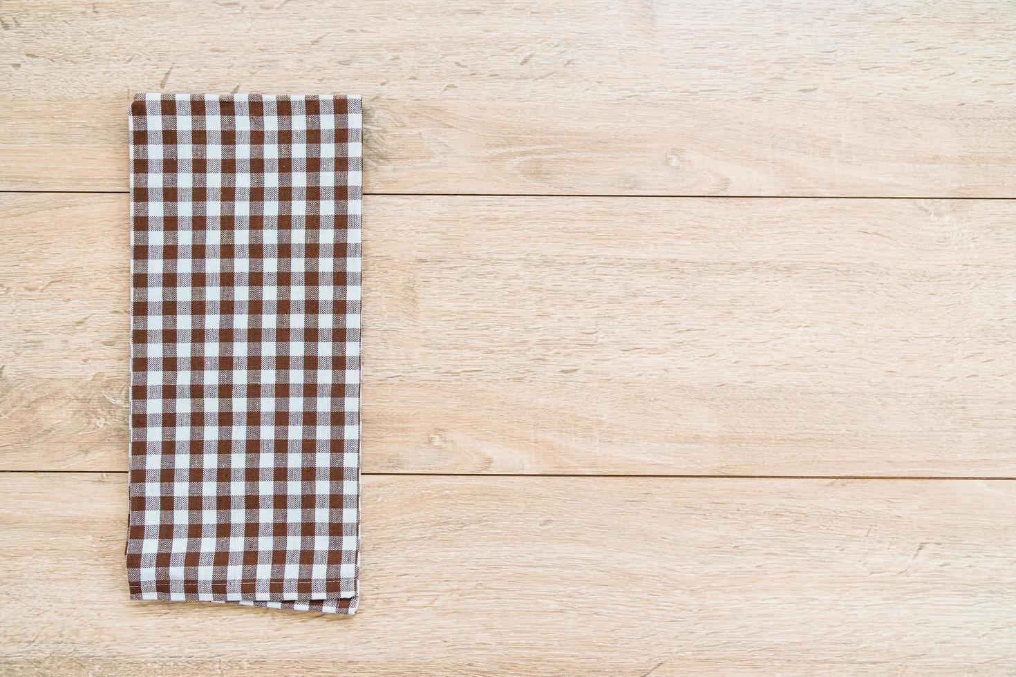 paño de cocina en la mesa de madera foto