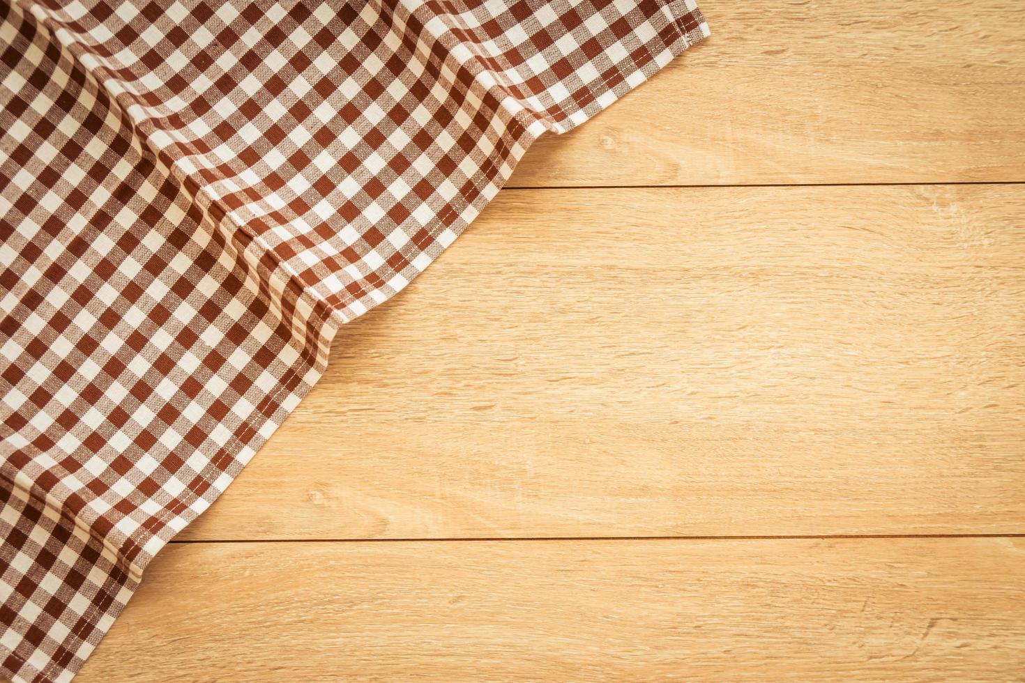 paño de cocina en la mesa de madera foto