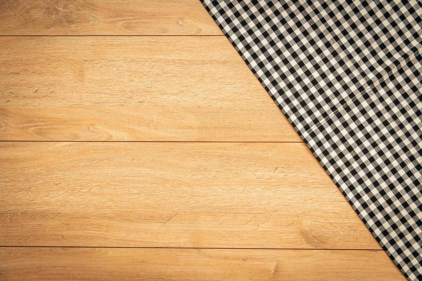 paño de cocina en la mesa de madera foto