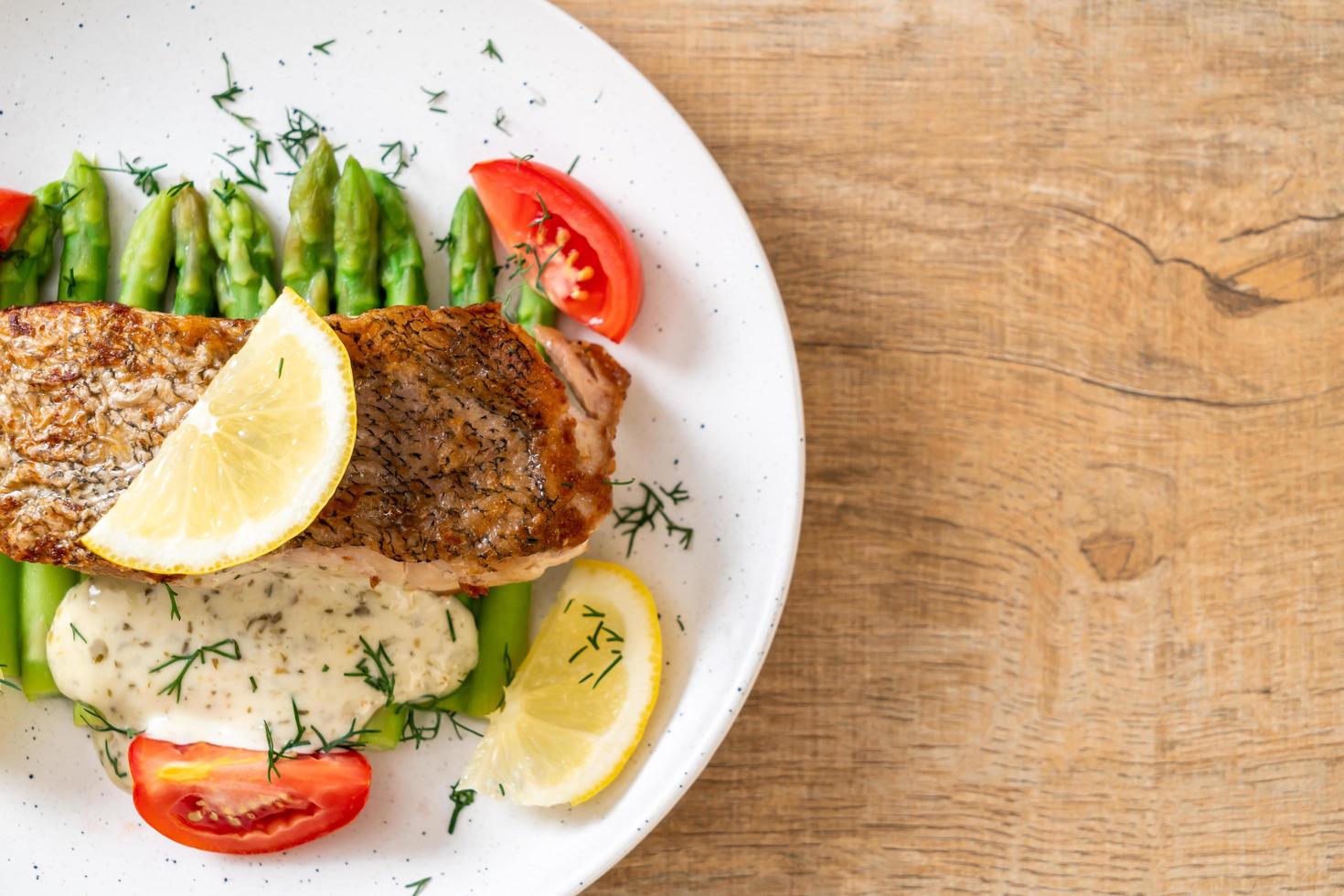 Filete de pescado pargo a la plancha con verduras foto